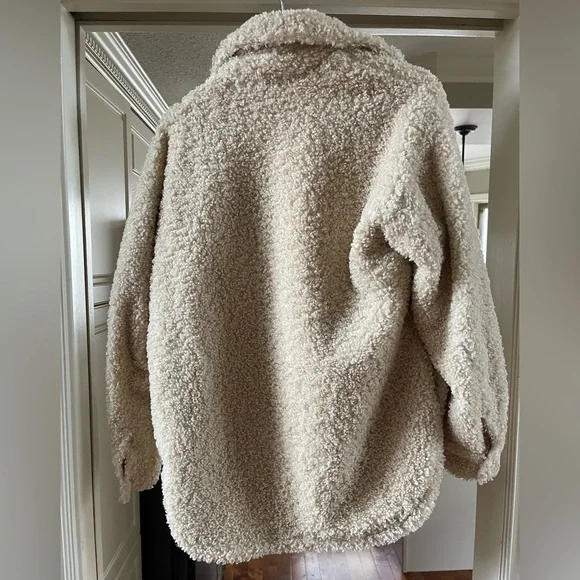 GARAGE COZY TEDDY JACKET🤍 - Picture 2 of 5